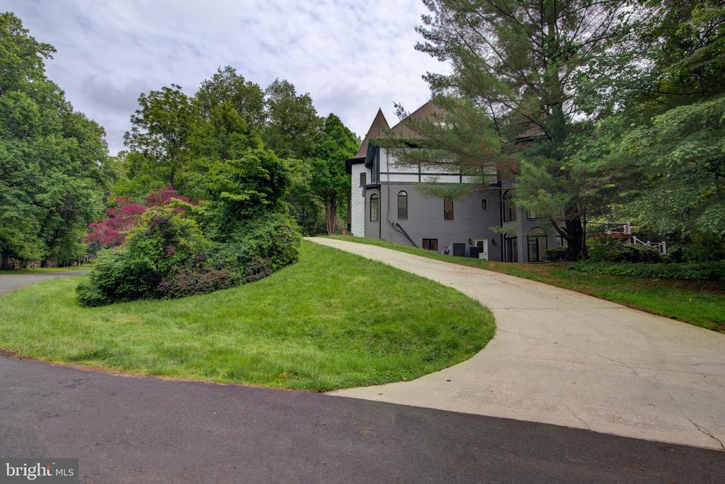 10124 WENDOVER DRIVE