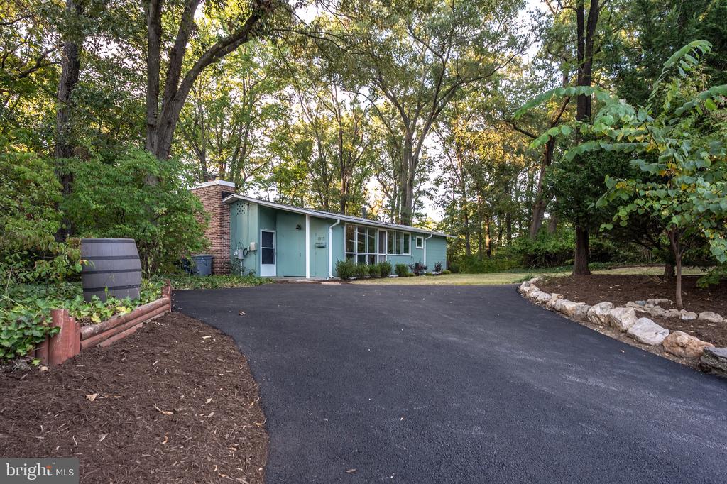 1915 MARTHAS ROAD