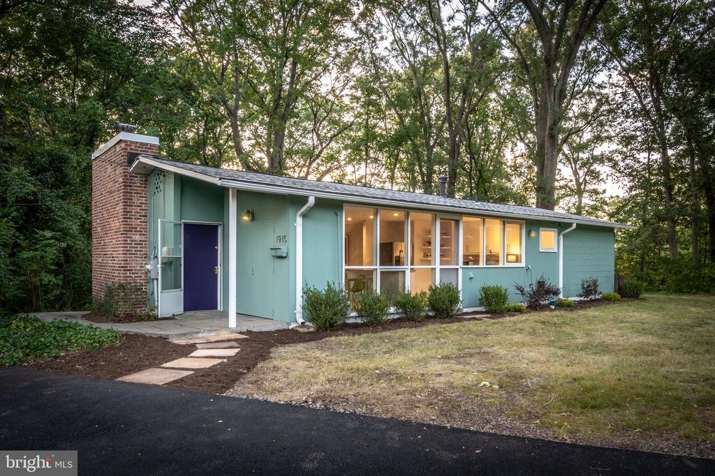 1915 MARTHAS ROAD