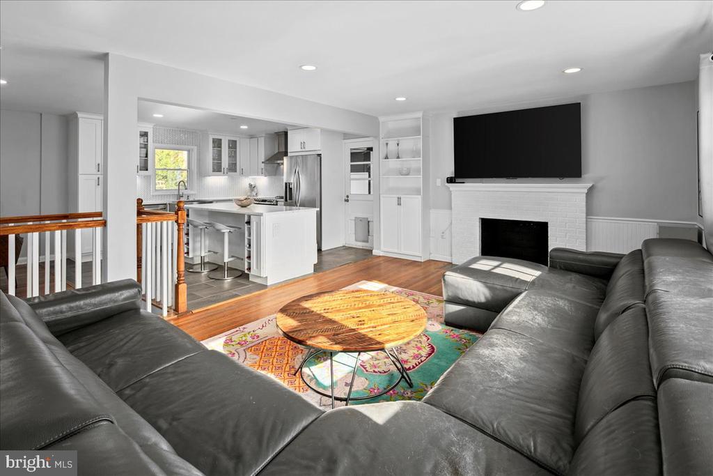 4504 NEPTUNE DRIVE