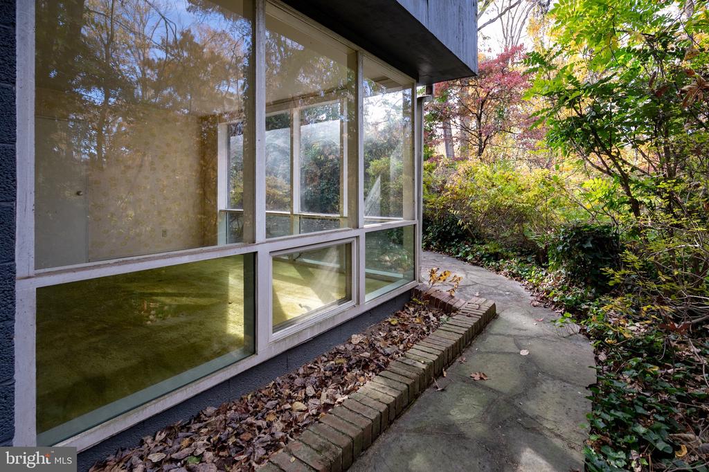 1911 MARTHAS ROAD