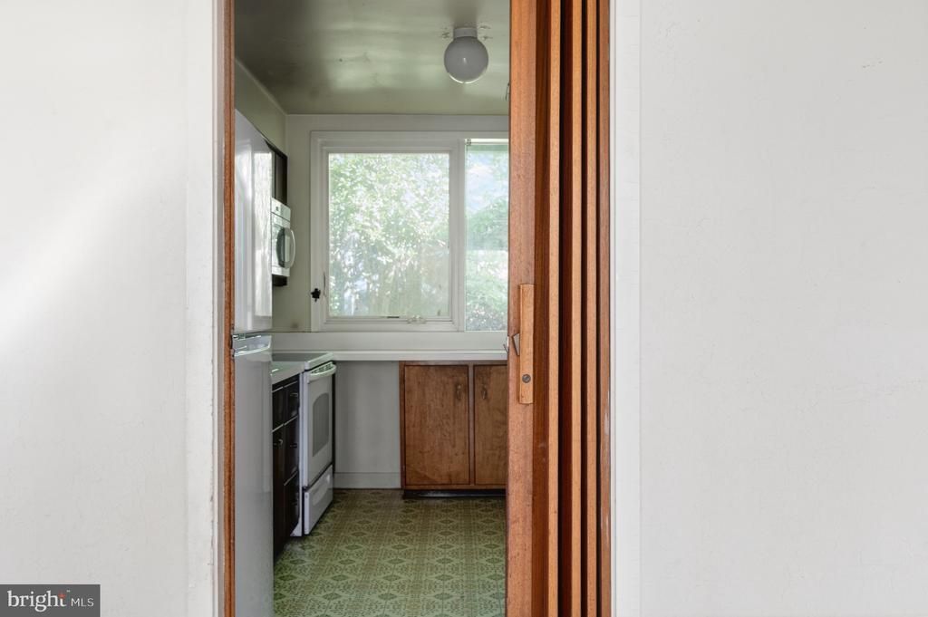 1911 MARTHAS ROAD