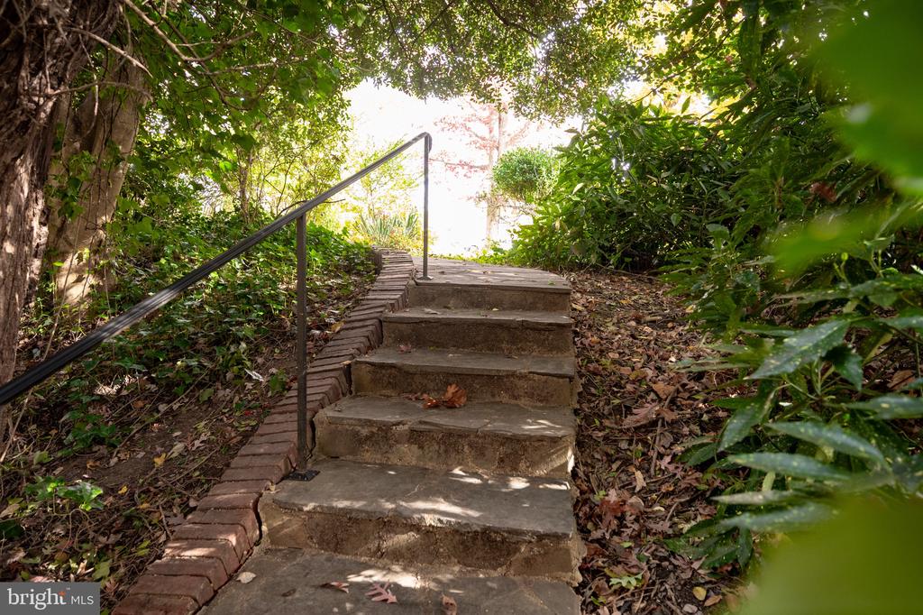 1911 MARTHAS ROAD