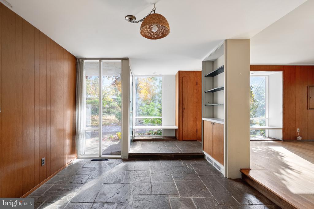 1911 MARTHAS ROAD