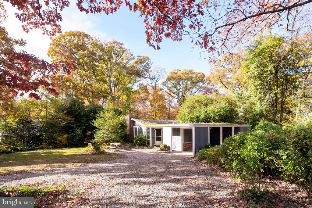 1911 MARTHAS ROAD