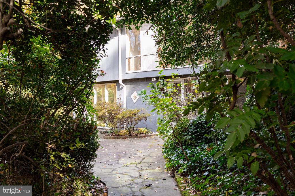 1911 MARTHAS ROAD