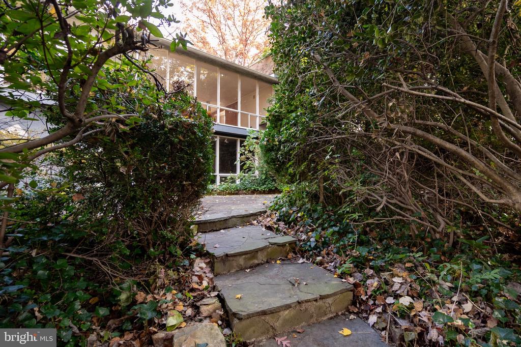 1911 MARTHAS ROAD