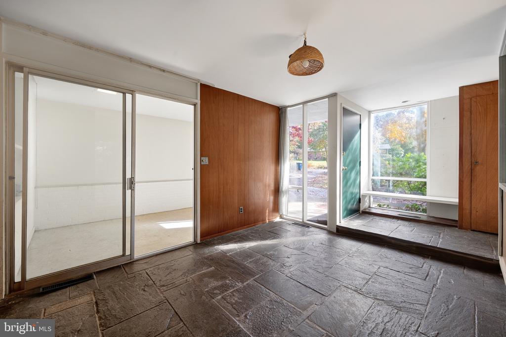 1911 MARTHAS ROAD