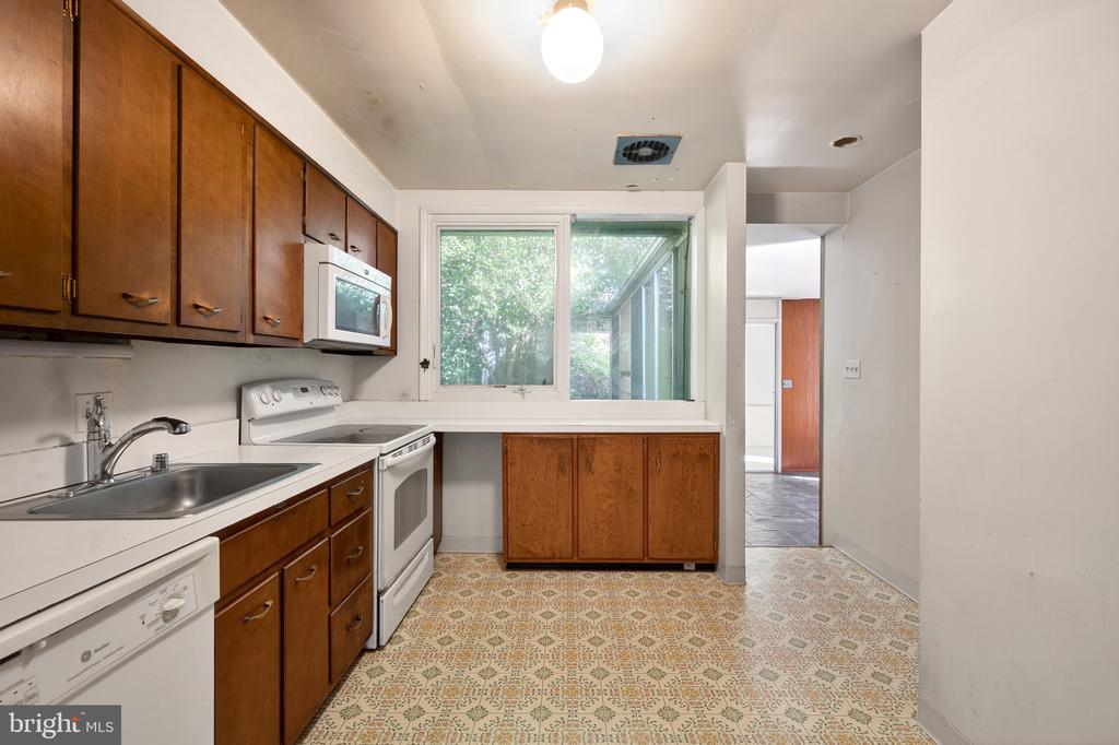 1911 MARTHAS ROAD