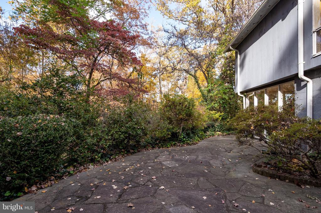 1911 MARTHAS ROAD