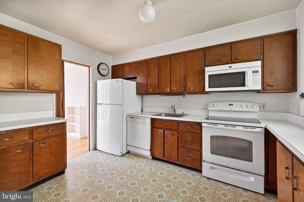 1911 MARTHAS ROAD