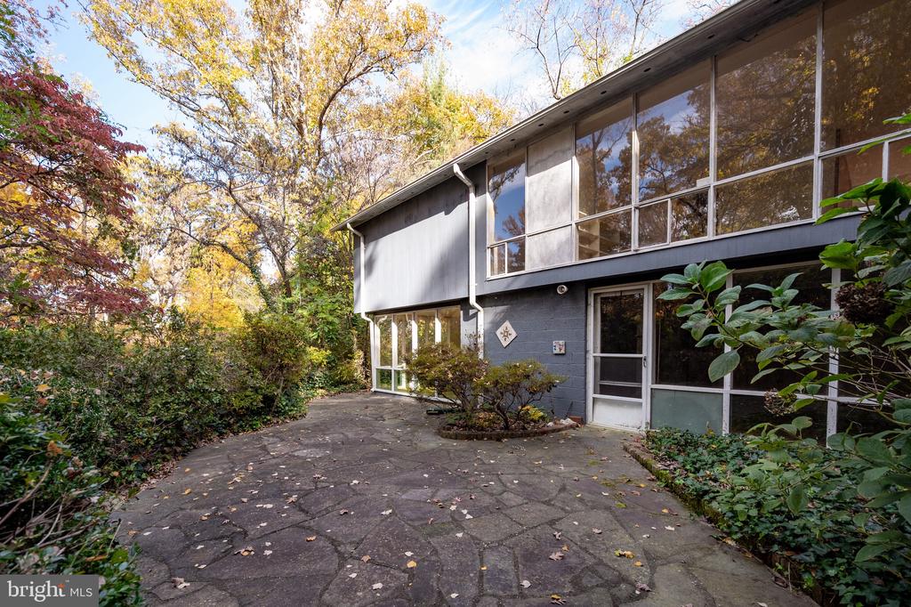 1911 MARTHAS ROAD