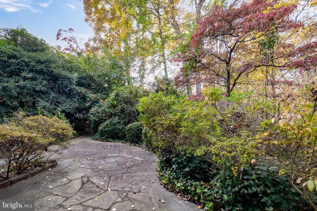 1911 MARTHAS ROAD
