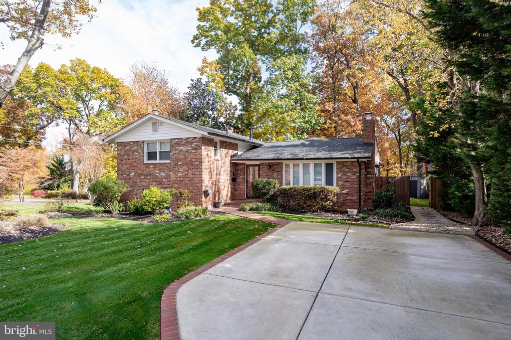 3809 MOSS DRIVE
