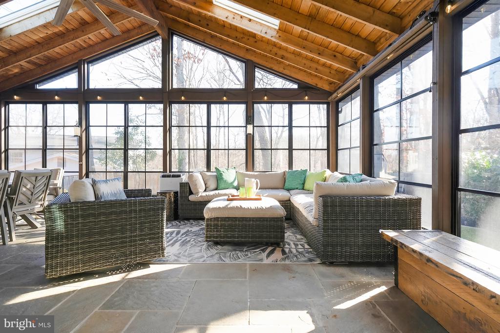 3809 MOSS DRIVE