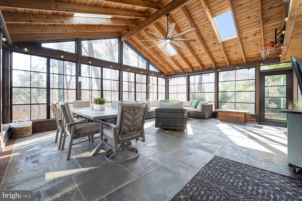 3809 MOSS DRIVE
