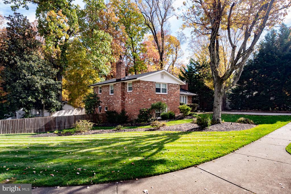 3809 MOSS DRIVE