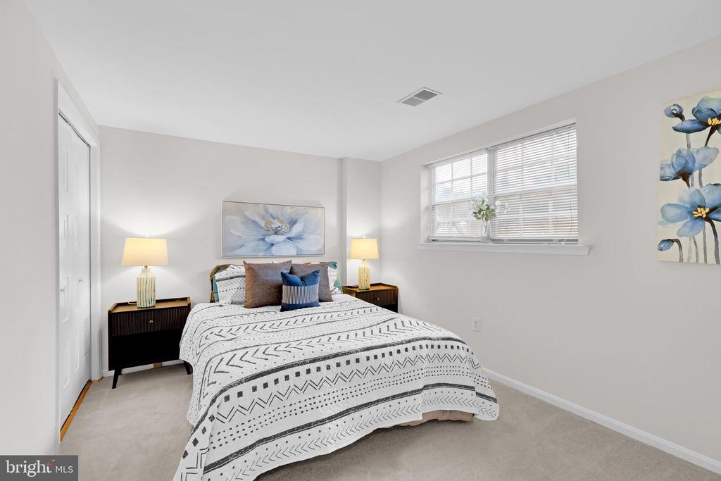 6163 GREEN HOLLOW COURT