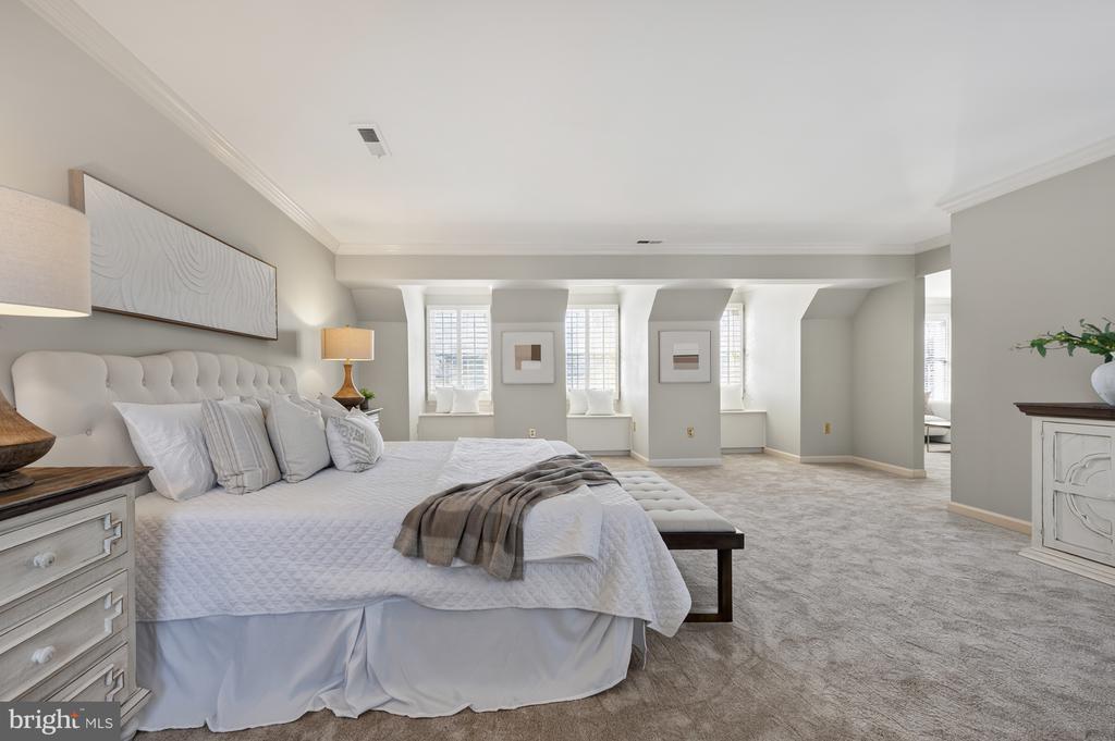 8815 SURREY COURT