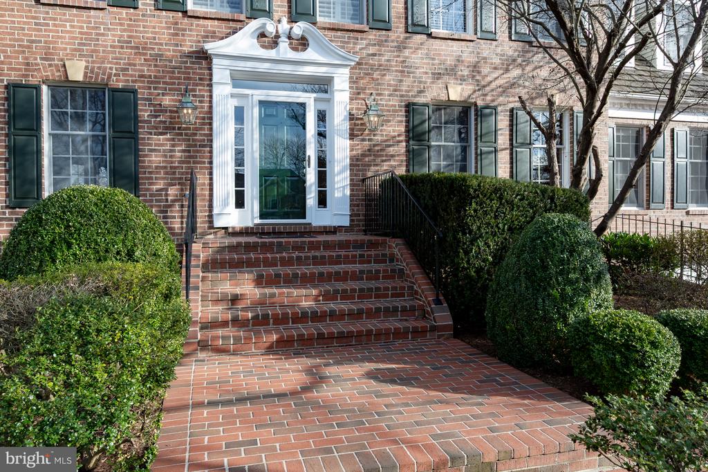 8815 SURREY COURT