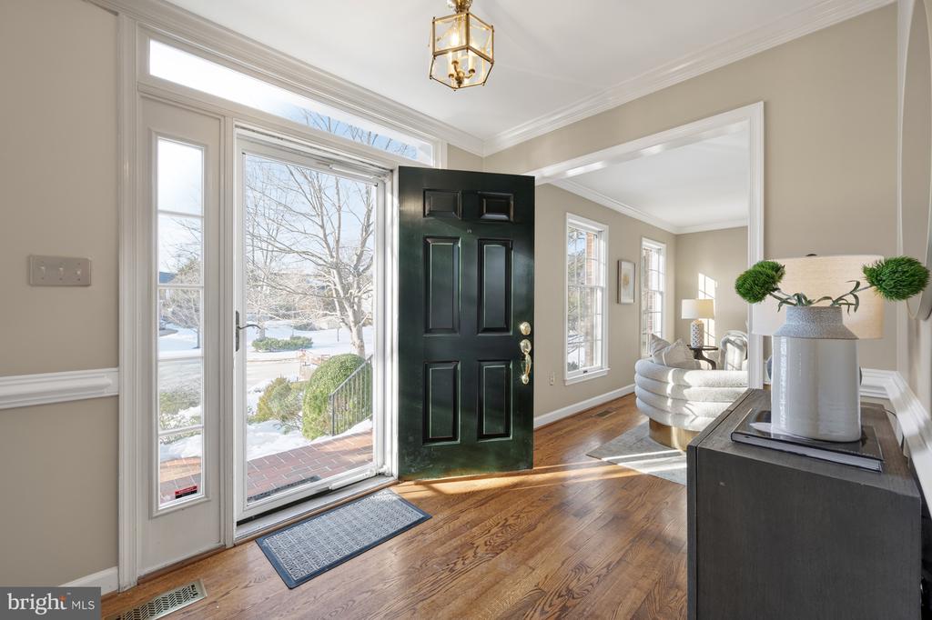 8815 SURREY COURT