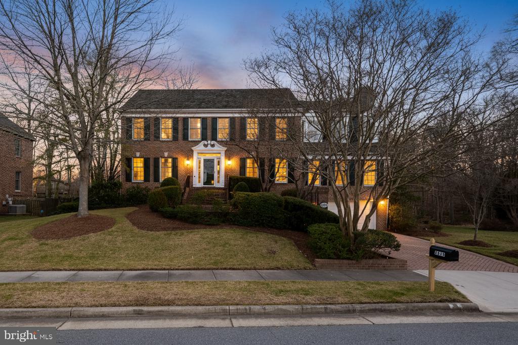8815 SURREY COURT