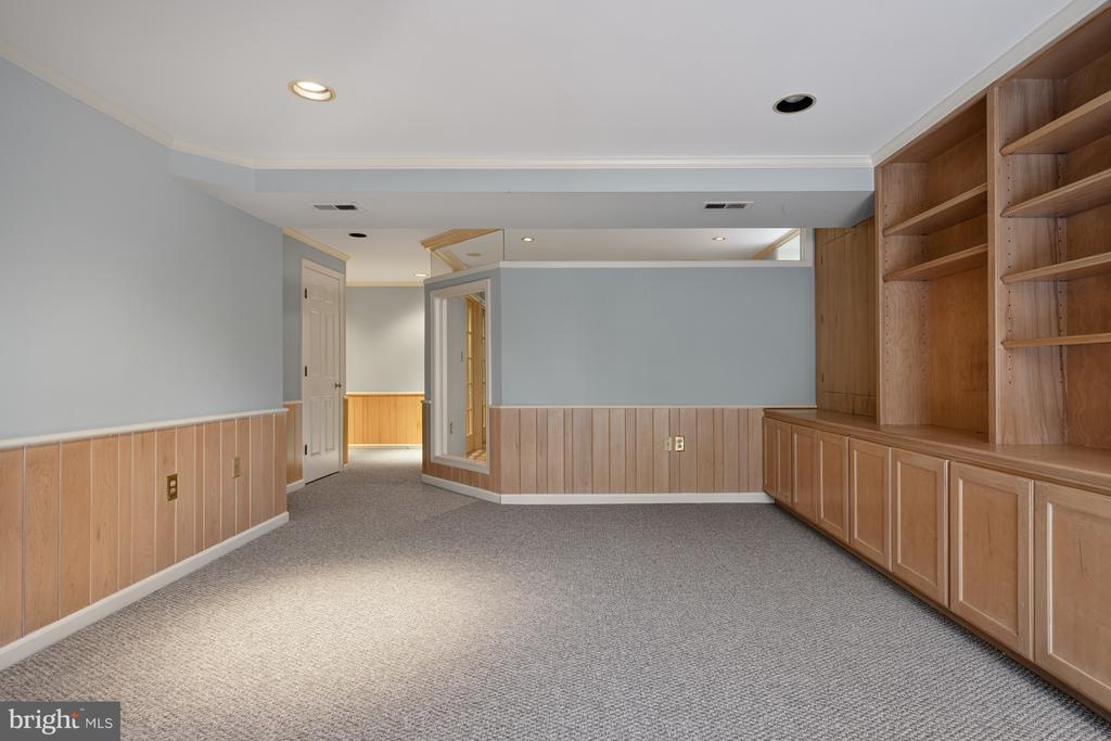 8815 SURREY COURT