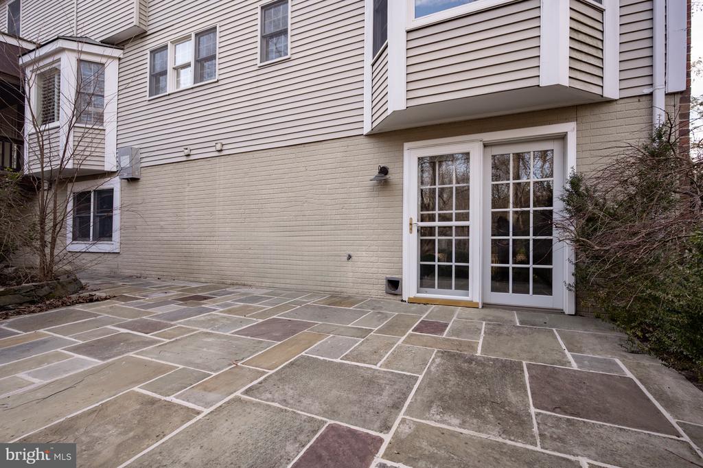 8815 SURREY COURT