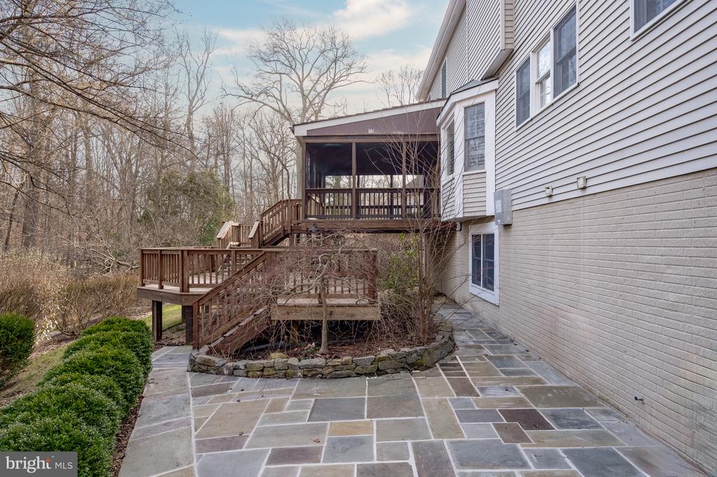 8815 SURREY COURT