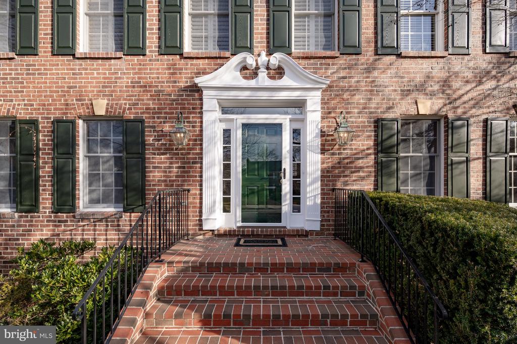 8815 SURREY COURT