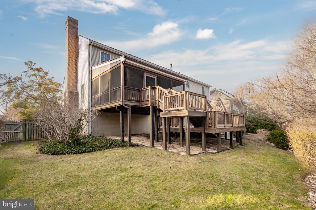 8815 SURREY COURT