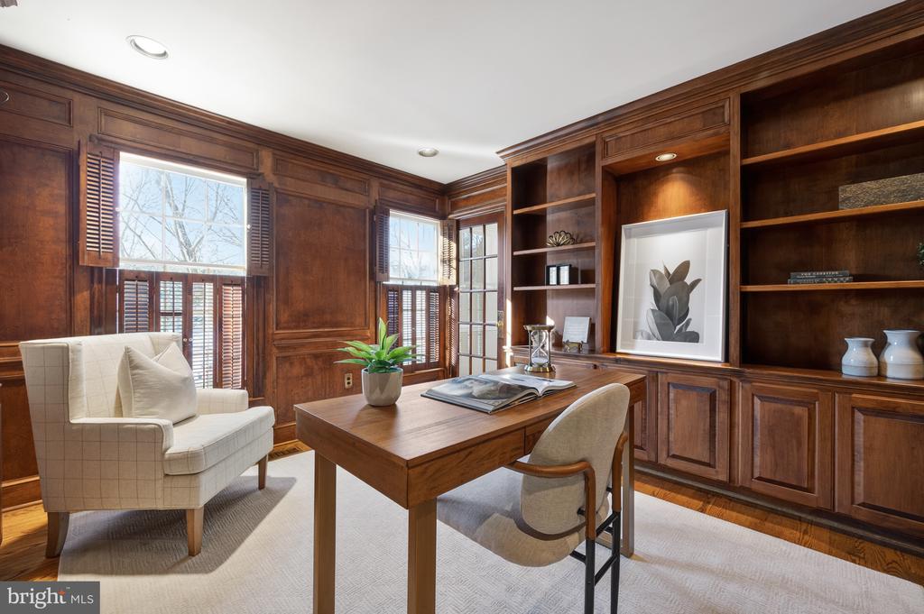 8815 SURREY COURT