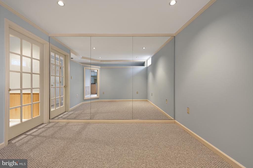 8815 SURREY COURT
