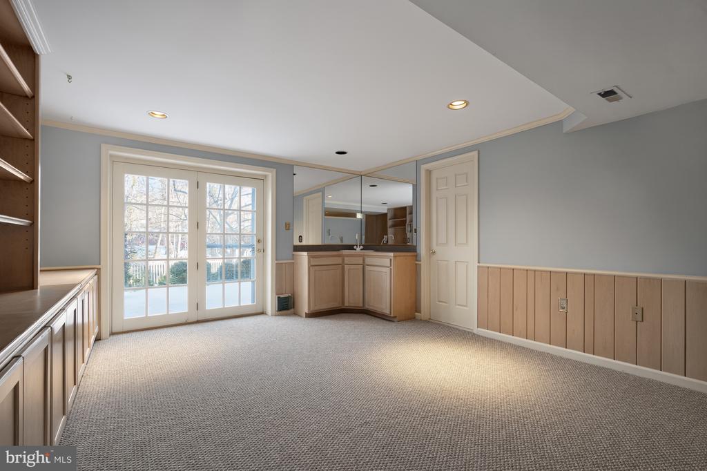 8815 SURREY COURT