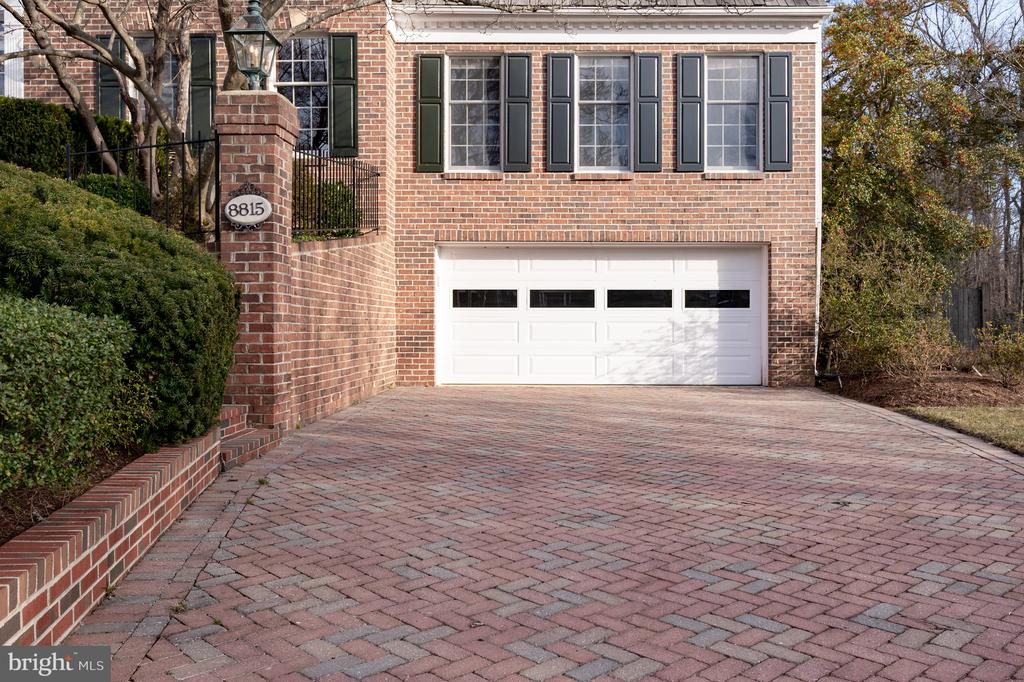 8815 SURREY COURT