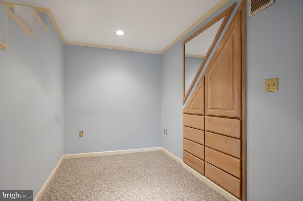 8815 SURREY COURT