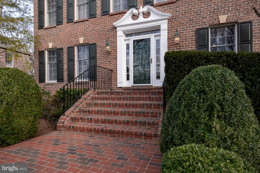 8815 SURREY COURT