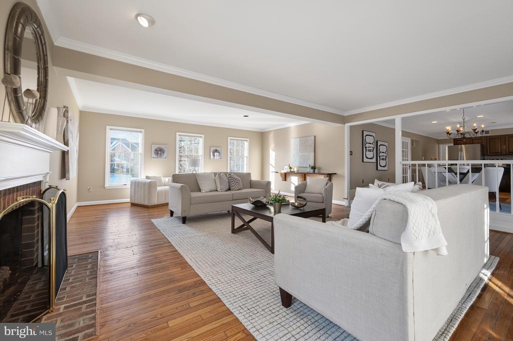 8815 SURREY COURT