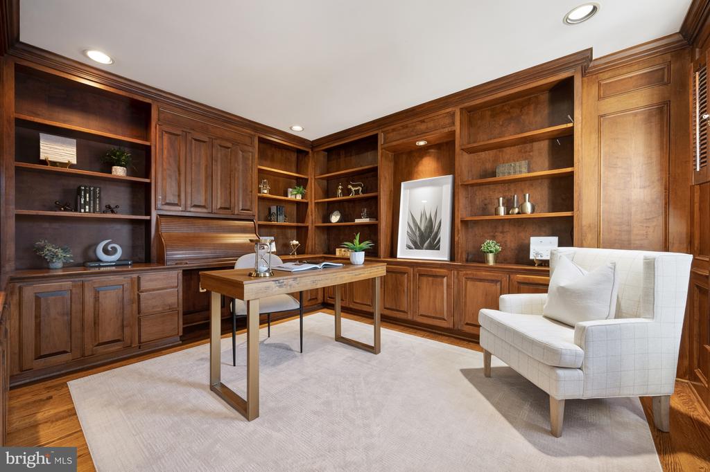 8815 SURREY COURT