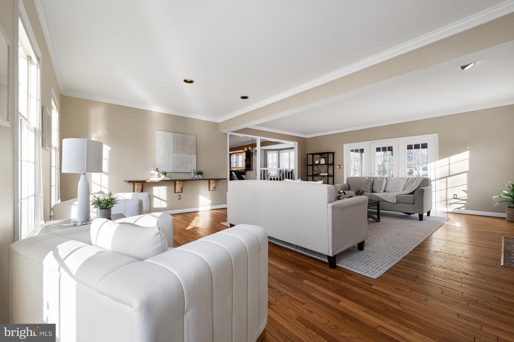 8815 SURREY COURT