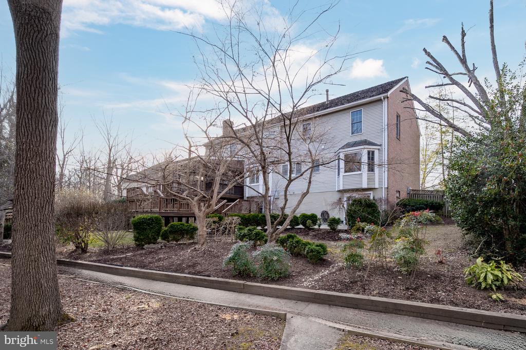 8815 SURREY COURT