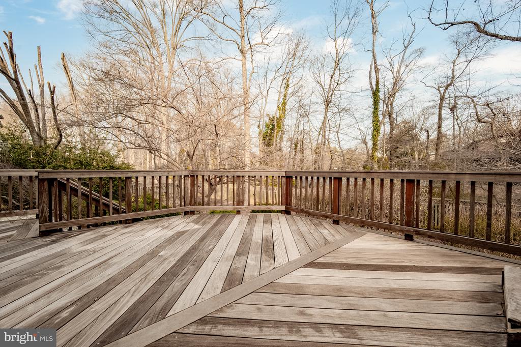 8815 SURREY COURT