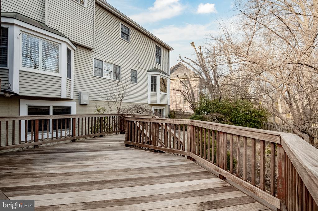 8815 SURREY COURT