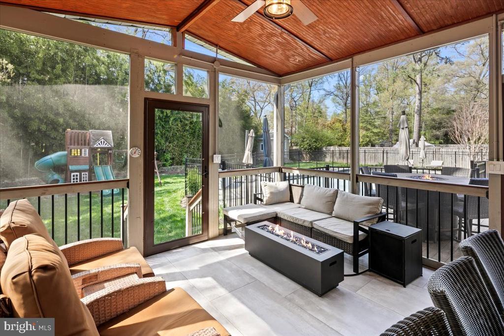 9410 FERRY LANDING COURT