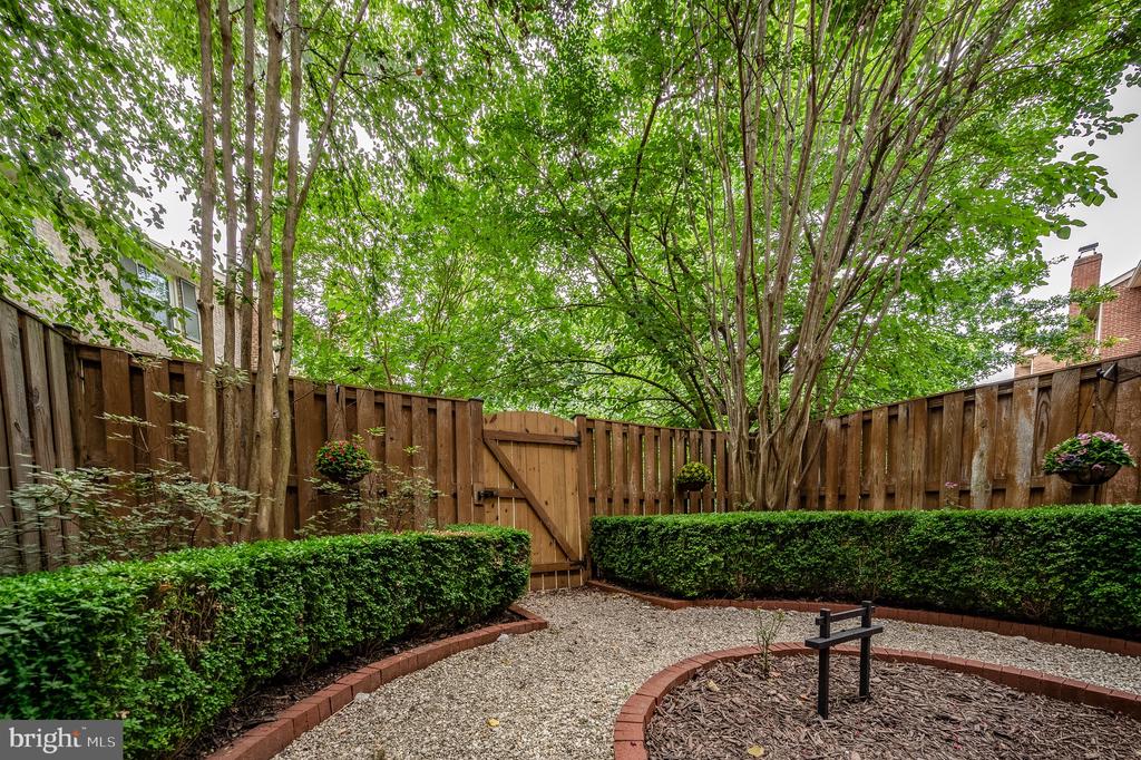 8218 CEDAR LANDING COURT