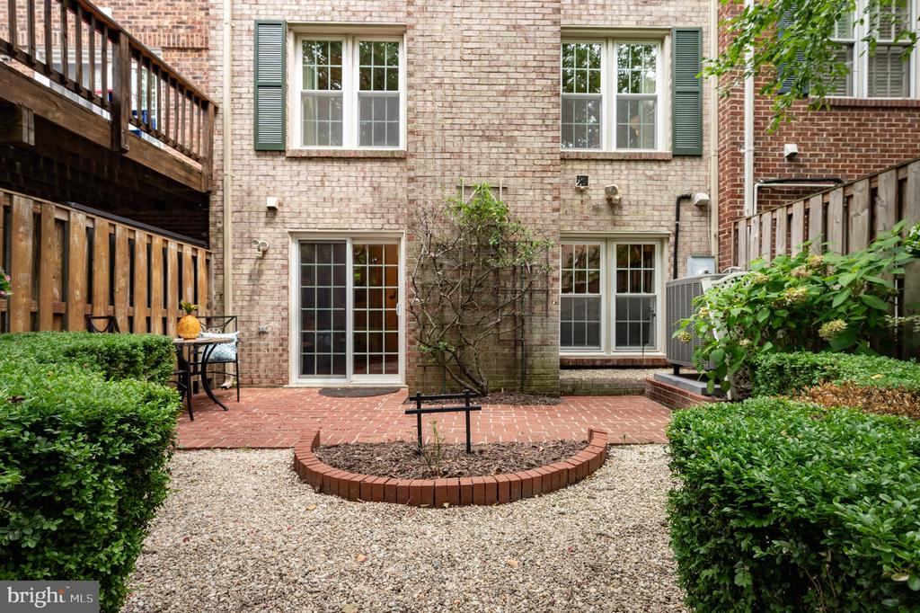 8218 CEDAR LANDING COURT