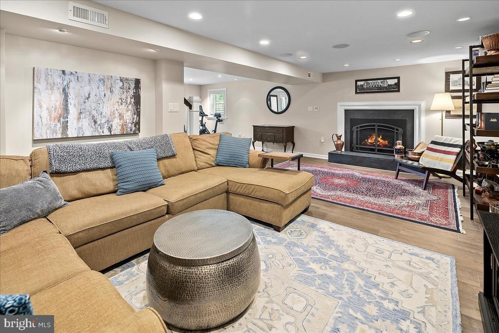 4429 NEPTUNE DRIVE