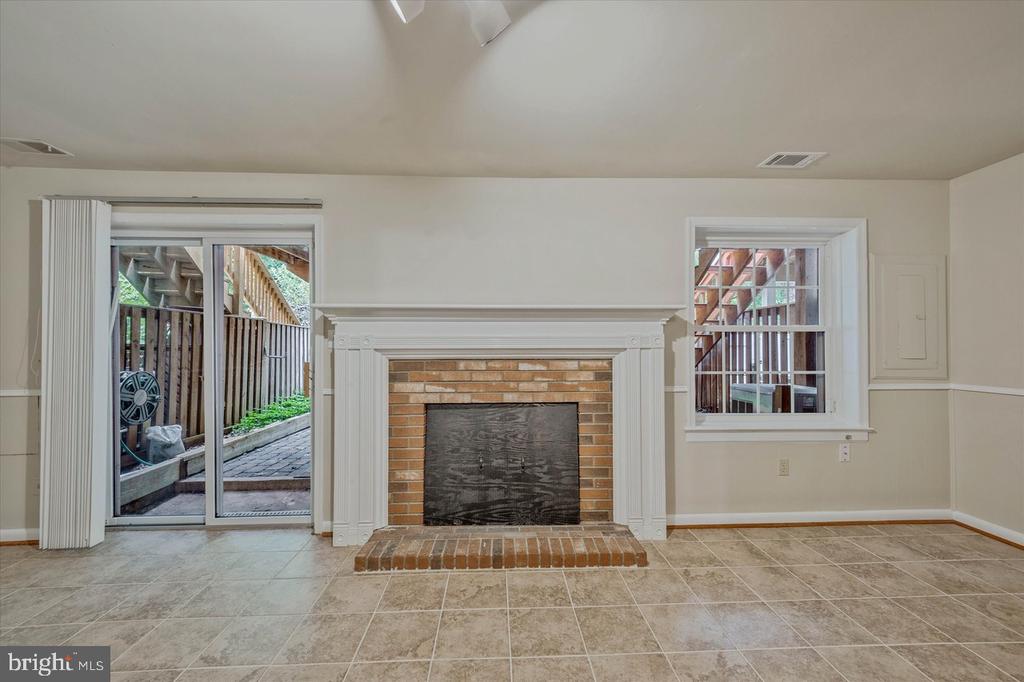 7177 LAKE COVE DRIVE