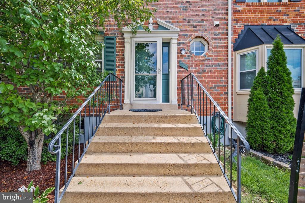 7177 LAKE COVE DRIVE