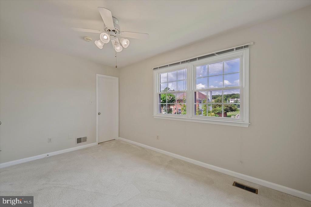 7177 LAKE COVE DRIVE